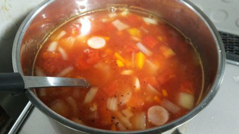 トマトスープ出来上がり。レシピ無しの適当だからあまり美味しくなかった(笑)。