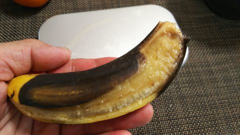こちらは先ほどの簡易焼きバナナです。皮をむいたら汁が垂れました。ちがった甘みが出ていて美味しい。