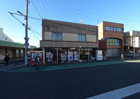 鷲宮駅の東口を出るとすぐ左側にある駄菓子屋さん「染谷商店」です。