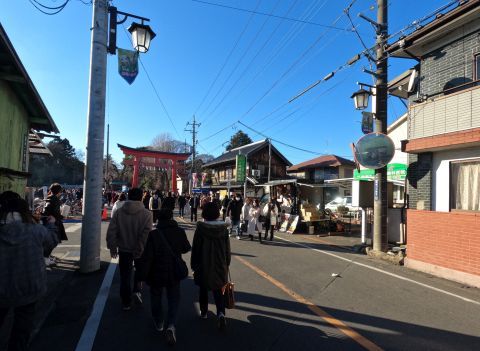鷲宮神社に到着～。東武伊勢崎線・鷲宮駅から約740m歩きました。いい運動ですね。