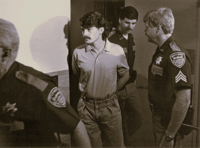 1989年11月13日、Westley Allan Dodd（28歳）は、キャマスのニュー・リバティ・シアターの男子トイレから少年を誘拐しようとし、逮捕された。