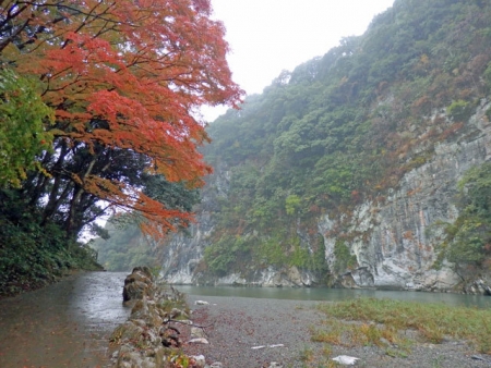 立神峡の絶壁と紅葉