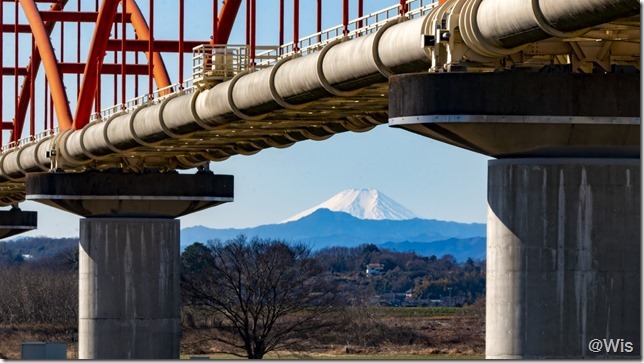 荒川水管橋と冠雪の富士山